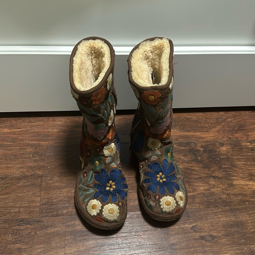 UGG 5514 Rare Wahine Brown Embroidered Floral Boots